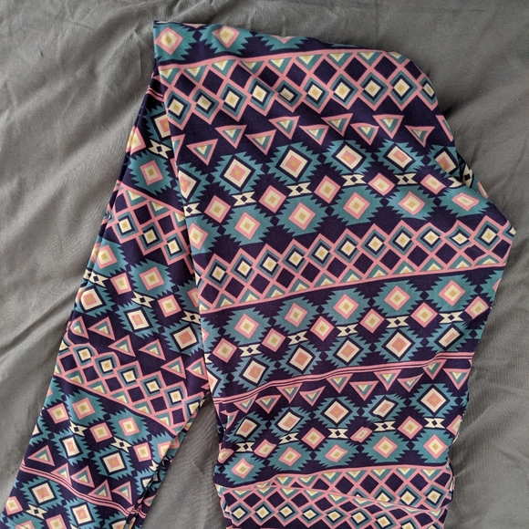 LuLaRoe Tall and Curvy leggings - Picture 1 of 2